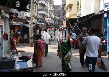 Howrah, Inde. 28 mars 2020. Les gens qui font des achats pour acquérir leur nourriture et leurs produits essentiels sur le marché le matin le 4ème jour de 21 jours de maintien total à l'échelle nationale dans toute l'Inde en raison d'une mesure visant à empêcher la propagation du récent Novel Coronavirus (COVID-19). (Photo de Biswarup Ganguly/Pacific Press/Sipa USA) crédit: SIPA USA/Alay Live News Banque D'Images