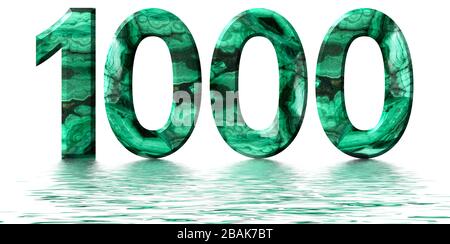 Chiffre arabe 1000, mille, à partir de malachite verte naturelle, réfléchie sur la surface de l'eau, isolé sur le rendu blanc, tridimensionnel Banque D'Images