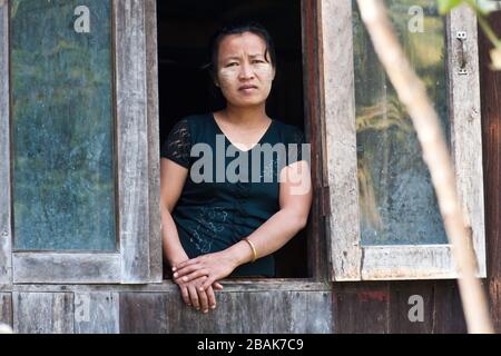 Portrait d'une femme birmane avec de la poudre de thanaka traditionnelle sur le visage Banque D'Images