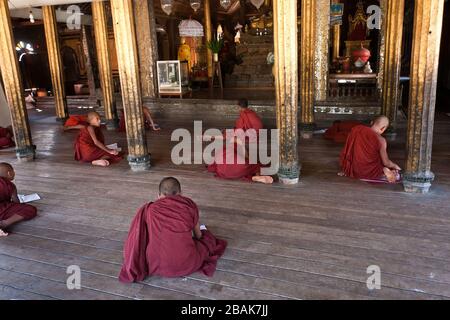 De jeunes moines bouddhistes qui se sont fait passer un examen dans un monastère, au Myanmar Banque D'Images