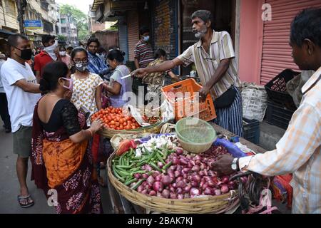 Howrah, Inde. 28 mars 2020. Les gens qui font des achats pour acquérir leur nourriture et leurs produits essentiels sur le marché le matin le 4ème jour de 21 jours de maintien total à l'échelle nationale dans toute l'Inde en raison d'une mesure visant à empêcher la propagation du récent Novel Coronavirus (COVID-19). (Photo de Biswarup Ganguly/Pacific Press/Sipa USA) crédit: SIPA USA/Alay Live News Banque D'Images