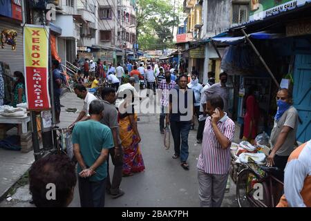 Howrah, Inde. 28 mars 2020. Les gens qui font des achats pour acquérir leur nourriture et leurs produits essentiels sur le marché le matin le 4ème jour de 21 jours de maintien total à l'échelle nationale dans toute l'Inde en raison d'une mesure visant à empêcher la propagation du récent Novel Coronavirus (COVID-19). (Photo de Biswarup Ganguly/Pacific Press/Sipa USA) crédit: SIPA USA/Alay Live News Banque D'Images