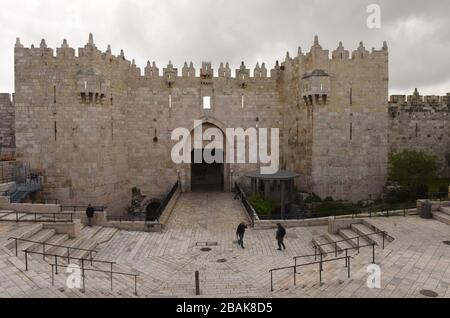 Vieille ville Jérusalem, Israël. 28 mars 2020. Peu de Palestiniens se déplacent à l'extérieur de la porte de Damas de la vieille ville de Jérusalem, conformément aux restrictions du mouvement du coronavirus, le samedi 28 mars 2020. Le gouvernement israélien a imposé de sévères restrictions de mouvement, laissant seulement des magasins essentiels ouverts dans un effort pour arrêter la propagation de la maladie du coronavirus. Photo par Debbie Hill/UPI crédit: UPI/Alay Live News Banque D'Images