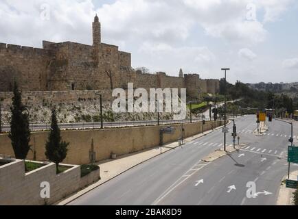 Vieille ville Jérusalem, Israël. 28 mars 2020. Une rue vide est vue, en dehors de la vieille ville de Jérusalem, car les gens restent à la maison en conformité avec les restrictions de circulation du coronavirus, le samedi 28 mars 2020. Le gouvernement israélien a imposé de sévères restrictions de mouvement, laissant seulement des magasins essentiels ouverts dans un effort pour arrêter la propagation de la maladie du coronavirus. Photo par Debbie Hill/UPI crédit: UPI/Alay Live News Banque D'Images