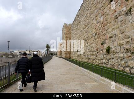 Vieille ville Jérusalem, Israël. 28 mars 2020. Les Juifs ultra-orthodoxes marchent dans une rue vide, à l'extérieur de la vieille ville de Jérusalem, le samedi 28 mars 2020. Le gouvernement israélien a imposé de sévères restrictions de mouvement, laissant seulement des magasins essentiels ouverts dans un effort pour arrêter la propagation de la maladie du coronavirus. Photo par Debbie Hill/UPI crédit: UPI/Alay Live News Banque D'Images