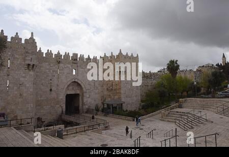 Vieille ville Jérusalem, Israël. 28 mars 2020. Peu de Palestiniens à l'extérieur de la porte de Damas de la vieille ville de Jérusalem, conformément aux restrictions de circulation du coronavirus, le samedi 28 mars 2020. Le gouvernement israélien a imposé de sévères restrictions de mouvement, laissant seulement des magasins essentiels ouverts dans un effort pour arrêter la propagation de la maladie du coronavirus. Photo par Debbie Hill/UPI crédit: UPI/Alay Live News Banque D'Images