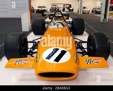 Vue avant d'une McLaren M14D, Formule 1, qui fait partie d'un hommage spécial à Bruce McLaren, lors du salon de voiture classique de Londres 2020 Banque D'Images