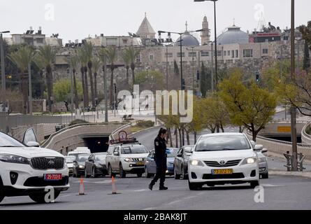 Jérusalem, Israël. 28 mars 2020. Une police israélienne arrête les voitures, dans le cadre des restrictions relatives au coronavirus, à l'extérieur de la vieille ville de Jérusalem, le samedi 28 mars 2020. Le gouvernement israélien a imposé de sévères restrictions de mouvement, laissant seulement des magasins essentiels ouverts dans un effort pour arrêter la propagation de la maladie du coronavirus. Photo par Debbie Hill/UPI crédit: UPI/Alay Live News Banque D'Images