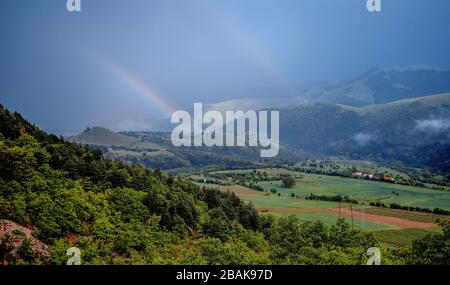 Superbe paysage de montagne avec collines verdoyantes et double arc-en-ciel Banque D'Images