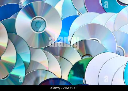 Groupe d'anciens supports de stockage de disques optiques compacts de DVD avec poussière et rayures Banque D'Images