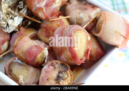 Cuisine traditionnelle finlandaise d'été chaque Finn aime profiter pendant la fête de mi-été et l'été en général. Délicieux champignons grillés faits maison Banque D'Images