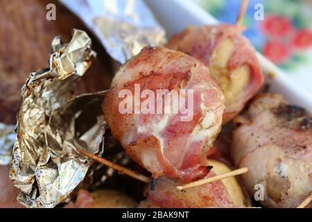 Cuisine traditionnelle finlandaise d'été chaque Finn aime profiter pendant la fête de mi-été et l'été en général. Délicieux champignons grillés faits maison Banque D'Images