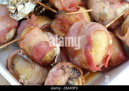 Cuisine traditionnelle finlandaise d'été chaque Finn aime profiter pendant la fête de mi-été et l'été en général. Délicieux champignons grillés faits maison Banque D'Images