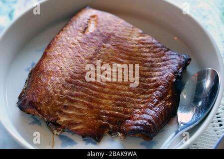 Cuisine traditionnelle finlandaise d'été chaque Finn aime profiter pendant la fête de mi-été et l'été en général. Délicieux saumon fumé maison. Banque D'Images