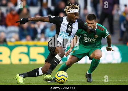 Allan Saint-Maximin de Newcastle United et Ruben Neves de Wolverhampton Wanderers in action - Newcastle United / Wolverhampton Wanderers, Premier League, St James Park, Newcastle upon Tyne, Royaume-Uni - 26 octobre 2019 usage éditorial exclusif - les restrictions de DataCo s'appliquent Banque D'Images