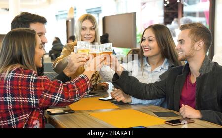Groupe de personnes accrochées les unes avec les autres dans un bar et applaudissaient avec de la bière - les amis profitant du temps de fiendship et de parler les uns avec les autres heureux- style de vie Banque D'Images