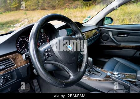 Gros plan sur le volant BMW - photo détaillée du tableau de bord, des commutateurs, des commandes, du tableau de bord à l'intérieur d'une voiture emblématique allemande Banque D'Images