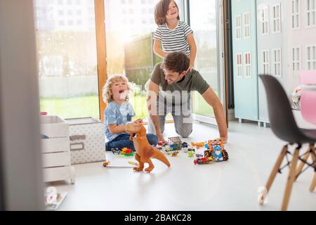 Père jouant avec ses enfants à la maison Banque D'Images