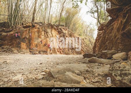 Visite du Mémorial Hellfire Pass dans la province de Kanchanaburi, Thaïlande. Banque D'Images