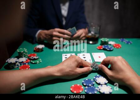 jeu de poker professionnel. table de poker avec deux jeux. joueur de poker fait un pari en lançant des jetons sur la table Banque D'Images