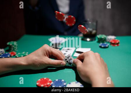 jeu de poker professionnel. table de poker avec deux jeux. joueur de poker fait un pari en lançant des jetons sur la table Banque D'Images