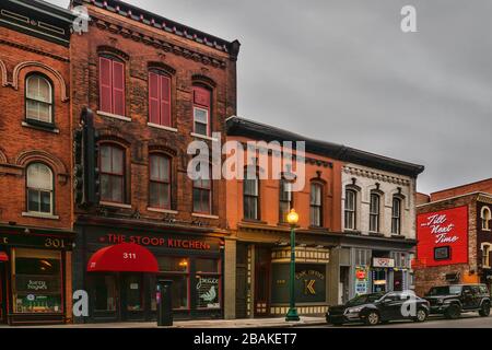 Syracuse, New York, États-Unis. 28 mars 2020. Vue sur West Fayette Street dans le quartier d'Armory Square, au centre-ville de Syracuse, New York Banque D'Images