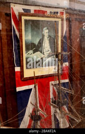 Le capitaine Cook s'affiche dans un magasin d'antiquités Whitby qui a été fermé en raison de la pandémie de coronavirus. Distanciation sociale, rues vides et magasins fermés dans la station touristique de Whitby dans le nord du Yorkshire pendant le « Lockdown », dans la pandémie de Coronavirus. Banque D'Images