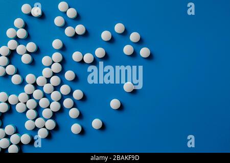 Médicaments pharmaceutiques assortis comprimés, comprimés et capsules.Pills fond. Tas de divers comprimés de médicaments et pilules différentes couleurs Banque D'Images