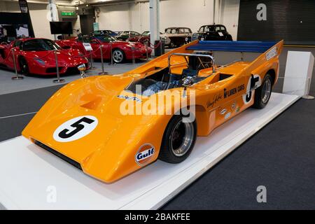 Vue avant des trois quarts de la McLaren M8D, gagnante CAN-Am de Denny Hulme, fait partie d'un hommage spécial à Bruce McLaren lors du salon de voiture classique de Londres 2020 Banque D'Images