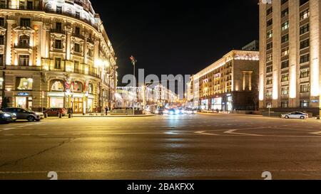 MOSCOU, RUSSIE - 12 MARS 2020: Vue panoramique de la rue Tverskaya dans la ville de Moscou la nuit. La rue Tverskaya est la rue radiale principale de Moscou Banque D'Images