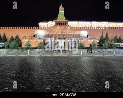 MOSCOU, RUSSIE - 12 MARS 2020: Vue de face du mausolée de Lénine sur la place Rouge près de la Tour Senatskaya du Kremlin à Moscou la nuit. Tombe de Lénine Banque D'Images