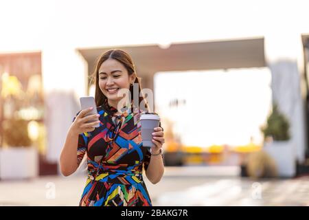 Belle et heureuse jeune femme à l'extérieur Banque D'Images