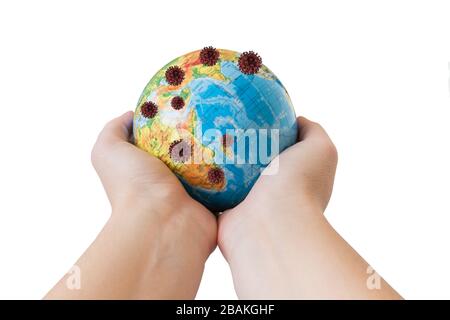 Mains féminines tenant le globe recouvert de cellules de coronavirus, concept de pandémie, isolé sur fond blanc Banque D'Images