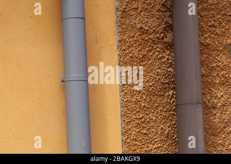 Tuyaux de gouttière photographiés à Eira, centre-ville d'Helsinki Finlande, juin 2019. Détails d'une façade d'une maison d'architecture de style rétro - murs jaunes. Banque D'Images