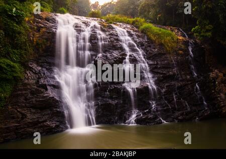 Belle vue rafraîchissante sur Abbey Falls à Kodagu, Coorg, Karnataka, Inde Banque D'Images