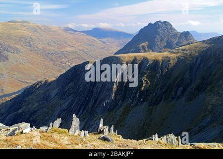 Tryfan et Gribin crête vue des pentes de la crête senior enRoute à Glydr Fawr Banque D'Images