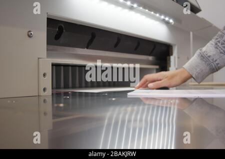 Découpe du papier sur une guillotine. Imprimerie. Fraise pour la découpe du papier. Banque D'Images