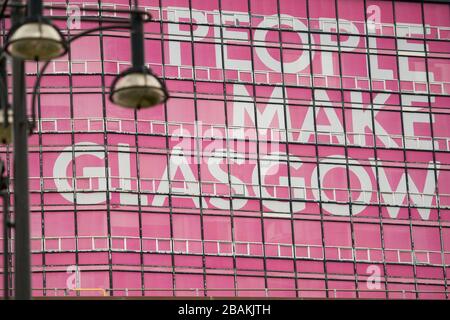 Glasgow, Royaume-Uni. 27 mars 2020. Sur la photo: Panneau sur le côté de l'ancien Glasgow Building and Printing College, qui affiche, "LES GENS FONT DE GLASGOW" la pandémie de Coronavirus a forcé le gouvernement britannique à ordonner la fermeture de toutes les grandes villes du Royaume-Uni et à faire rester les gens à la maison. Banque D'Images
