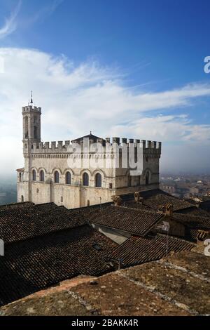 Vue sur le palais du Palazzo dei Consoli depuis le jardin Giardini del Voltone, Gubbio, Ombrie, Italie, Europe Banque D'Images