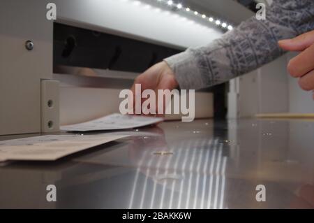 Découpe du papier sur une guillotine. Imprimerie. Fraise pour la découpe du papier. Banque D'Images