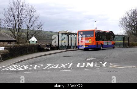 New Mills, Derbyshire. 28 mars. Les bus 2020 sont toujours en service pendant la pandémie de coronavirus qui balaie le pays. Banque D'Images