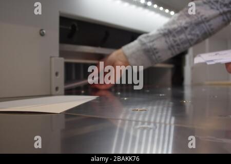 Découpe du papier sur une guillotine. Imprimerie. Fraise pour la découpe du papier. Banque D'Images