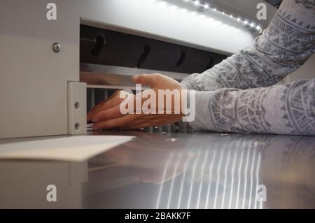 Découpe du papier sur une guillotine. Imprimerie. Fraise pour la découpe du papier. Banque D'Images