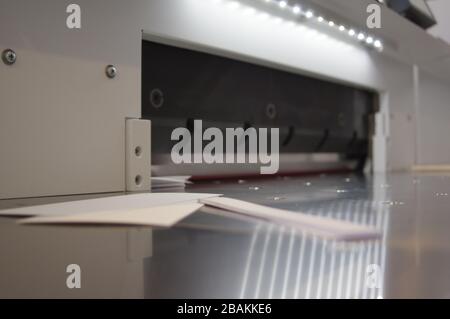 Découpe du papier sur une guillotine. Imprimerie. Fraise pour la découpe du papier. Banque D'Images