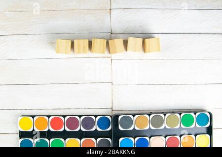 Vue de dessus sur les peintures et les brosses colorées. Idées créatives, créativité et apprentissage précoce. Concept d'éducation Banque D'Images