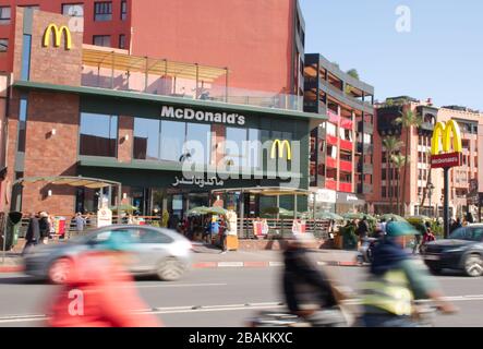 Obtenez un vrai Big Mac à McDonalds à Marrakech, Maroc. McDonald's est la plus grande chaîne de restaurants au monde en termes de chiffre d'affaires. Banque D'Images