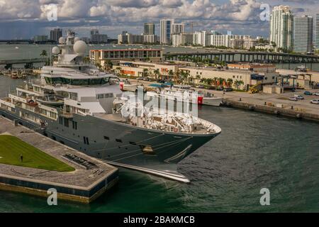 Voie navigable intercôtière en partant du port de Floride. Quai avec de grands bateaux et horizon de Miami en arrière-plan. Banque D'Images