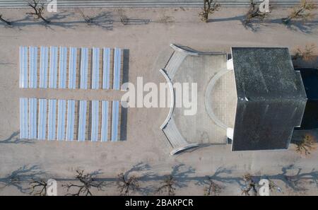 Ahlbeck, Allemagne. 28 mars 2020. La promenade de la plage et Kurmuschel dans la station balnéaire Baltique d'Ahlbeck est déserte (photo aérienne prise avec un drone). Pour ralentir la propagation du coronavirus, des restrictions de sortie sont actuellement en place. Les accumulations de plus de deux personnes sont interdites dans tout le pays. Crédit: Stefan Sauer/dpa-Zentralbild/dpa/Alay Live News crédit: dpa Picture Alliance/Alay Live News crédit: dpa Picture Alliance/Alay Live News Banque D'Images