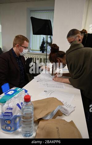 Saint-Pétersbourg, Russie, 27 mars 2020. Les participants portent un registre des masques respiratoires lors de la conférence de la fête de Yabloko. Crédit: Iurii Bagrov / Alay Li Banque D'Images