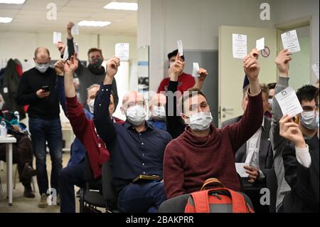 Saint-Pétersbourg, Russie, 27 mars 2020. La branche de Saint-Pétersbourg du parti Yabloko a pris des précautions à l'aide de masques, ayant réduit le nombre de délégués Banque D'Images